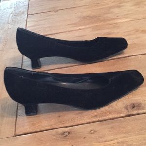 Mootsies Tootsies Shoes - Mootsies Tootsies Collection Black Velvet Heels Mootsies Tootsies Shoes - Mootsies Tootsies Collection Black Velvet Heels
